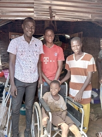 Lamin receiving a wheelchair